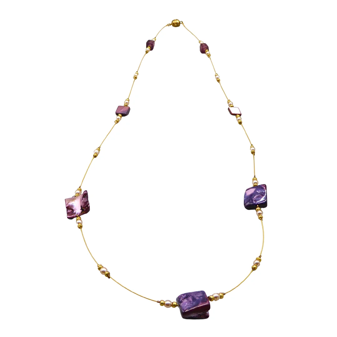 HALSKETTE MIT MAGNETVERSCHLUSS, NATÜRLICHEN AMETHYSTEN UND PERLEN. — Necklace — Auktionshaus Stuber's Hammerschlag