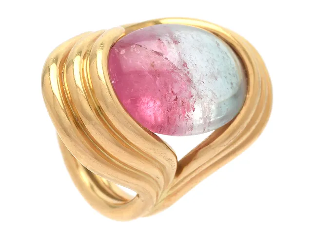 RING, 18K guld, cabochonslipad turmalin, stl 17 mm, vikt 19,6 g, inneslutningar som når ytan.