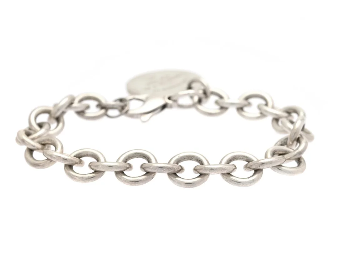TIFFANY & CO, armband, Please Return To, sterlingsilver, längd 18 cm, vikt 36,6 g, originalpåse, etui. — Smycken/Armband — Kaplans