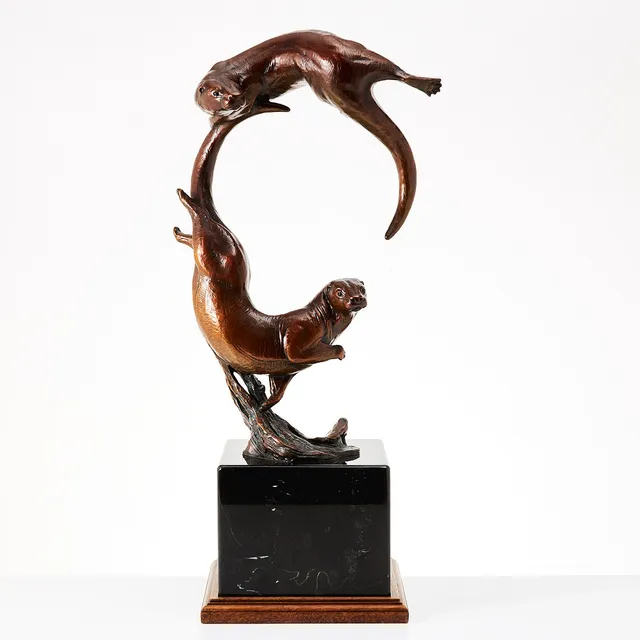 KENT ULLBERG. Uttrar, "Ring of bright water", skulptur i patinerad brons, med bas i sten, signerad Ullberg, numrerad 4/8.