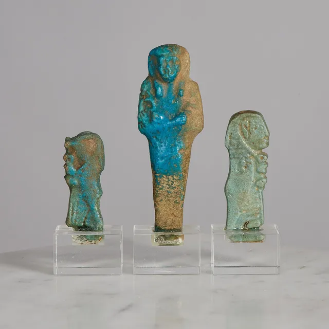 USHEBTI and AMULETS, a pair, Egypt, faience. Ushebti, Third Intermediate Period (1069-656fKr), H: 75mm. Amulets in the shape of two of the four Sons of Horus, the falcon-headed Qebehsenuef and the human-headed Imsety. Late Period (664-332 BC).