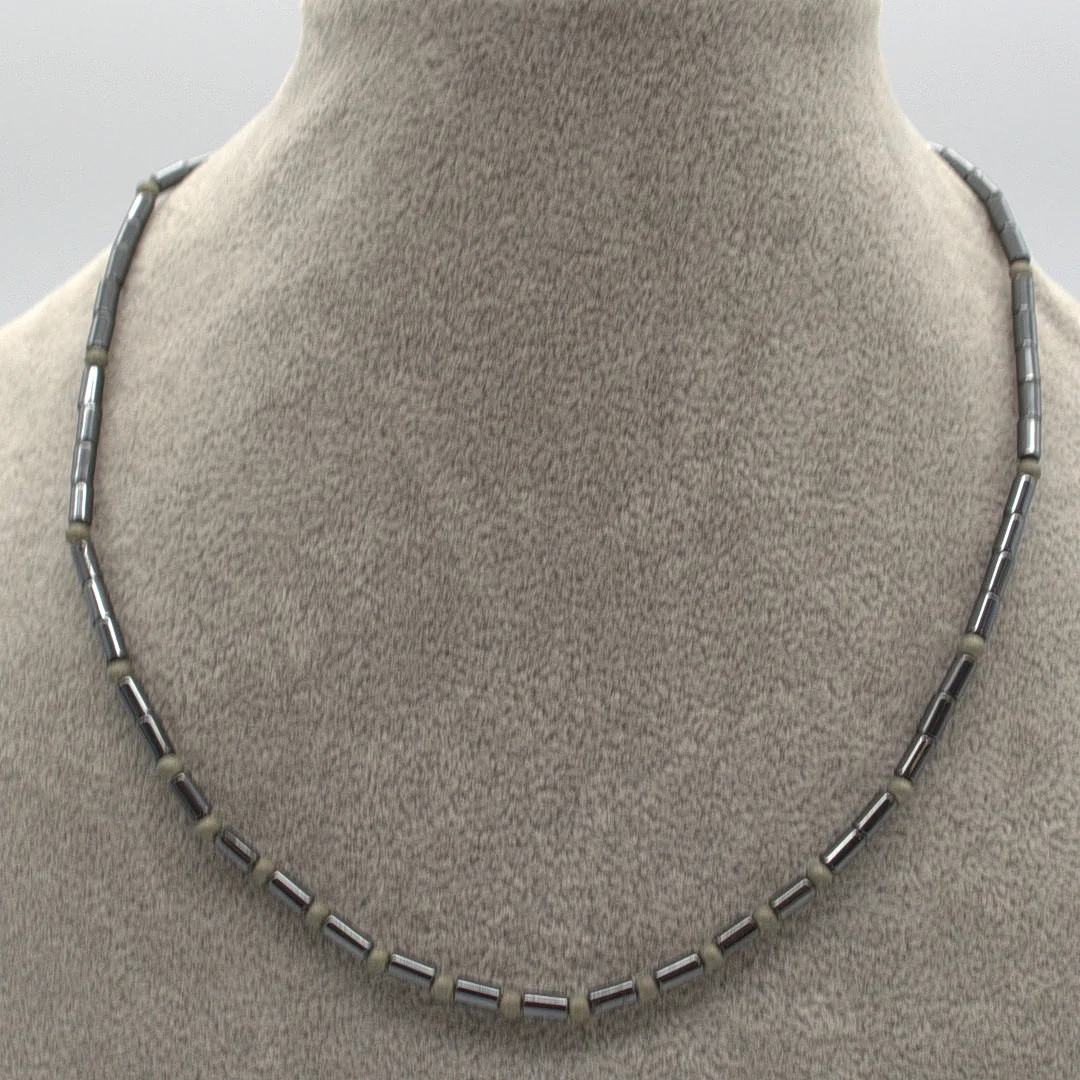 COLLIER AUS HÄMATIT, POLIERT,ZYLINDERFÖRMIG, 835 SILBER ZWISCHENTEILE UND VERSCHLUSS, UM 1950, CA. 42 CM. — Necklace — Kunst- und Auktionshaus Kleinhenz