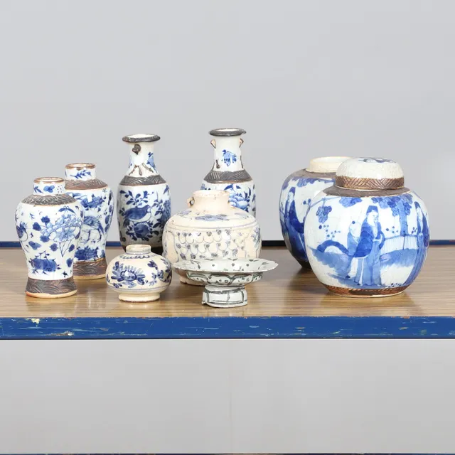 CHINESE BLUE & WHITE GINGER JARS, VASES & OTHER ITEMS.
