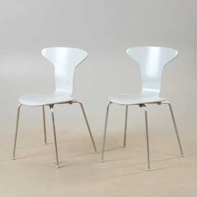 ARNE JACOBSEN. 2 stolar, "Myggan / Myggen", modell 3105, Fritz Hansen, 1960-tal.