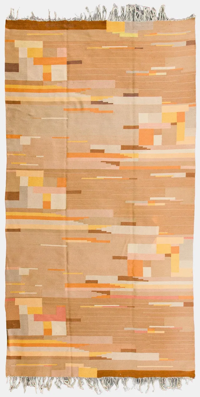 Hårgarnsmatta. Ca 430 x 232 cm.