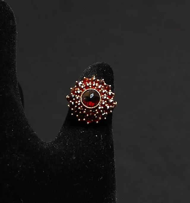 RING, förgyllt silver med granater.