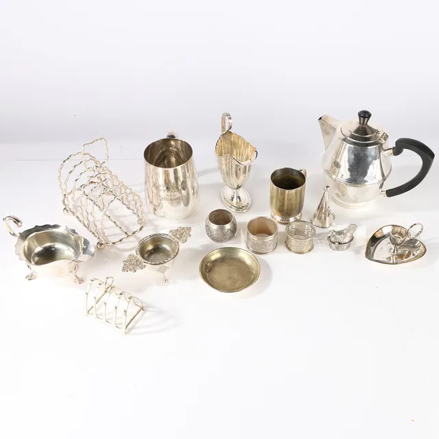 A COLLECTION OF SILVER PLATED WARE, TO INCLUDE TOAST RACKS.