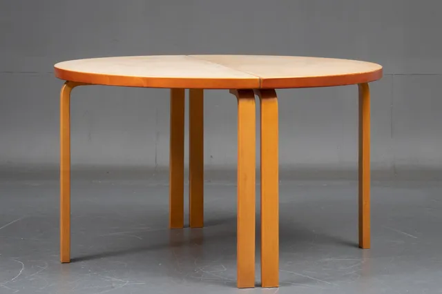 Alvar Aalto, par halvcirkulære borde. (2)