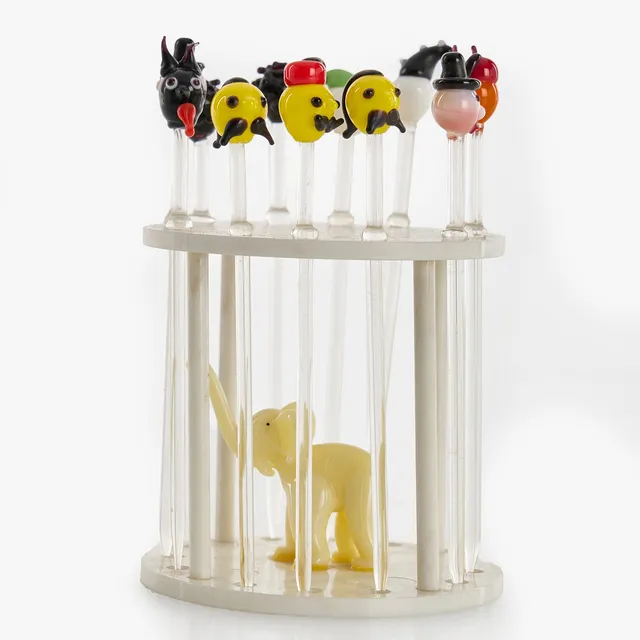 COCKTAILPINNAR, 12 st, med figurer i ställ, sannolikt Murano, Italien, 1950-tal.