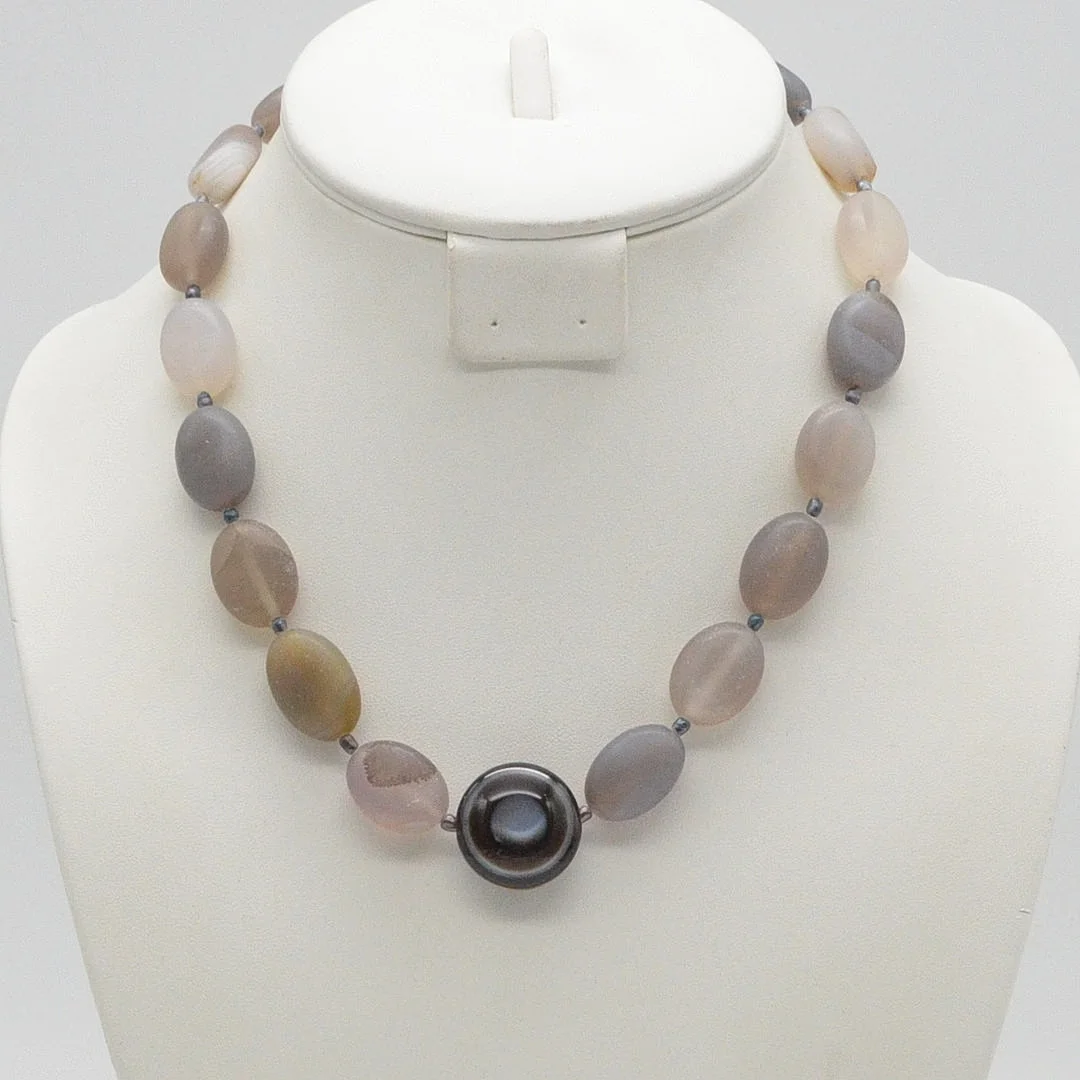 EDELSTEINCOLLIER AUCH ACHAT, POLIERTE PERLEN, MIT KLEINEN ZUCHTPERLEN, VERSCHLUSS AUS STERLINGSILBER, VINTAGE, CA. 45 CM. — Necklace — Kunst- und Auktionshaus Kleinhenz