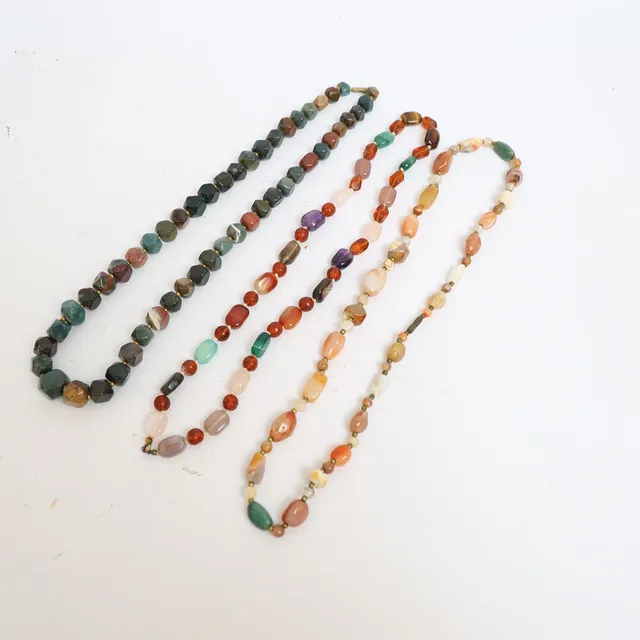 HALSBAND 3st med monterade polerade stenar.
