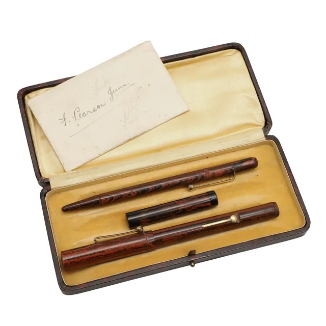 A VINTAGE FOUNTAIN PEN AND PROPELLING PENCIL.
