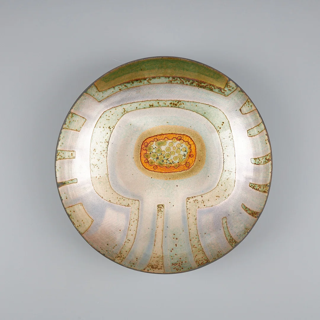 SAARA HOPEA. DEKORATIONSFAT, emalj, signerad Saara. 1960-tal. — Pewter, Brass & Copper — Stockholms Auktionsverk Helsinki