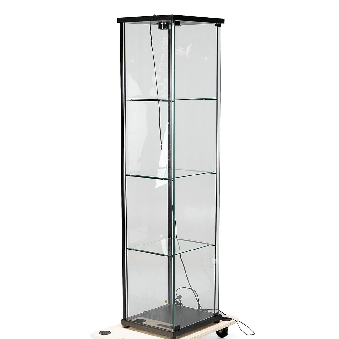 VITRINSKÅP, glas, 3 hyllplan, 1900-tal. — Cupboards, Cabinets & Shelves — Norrlands Auktionsverk