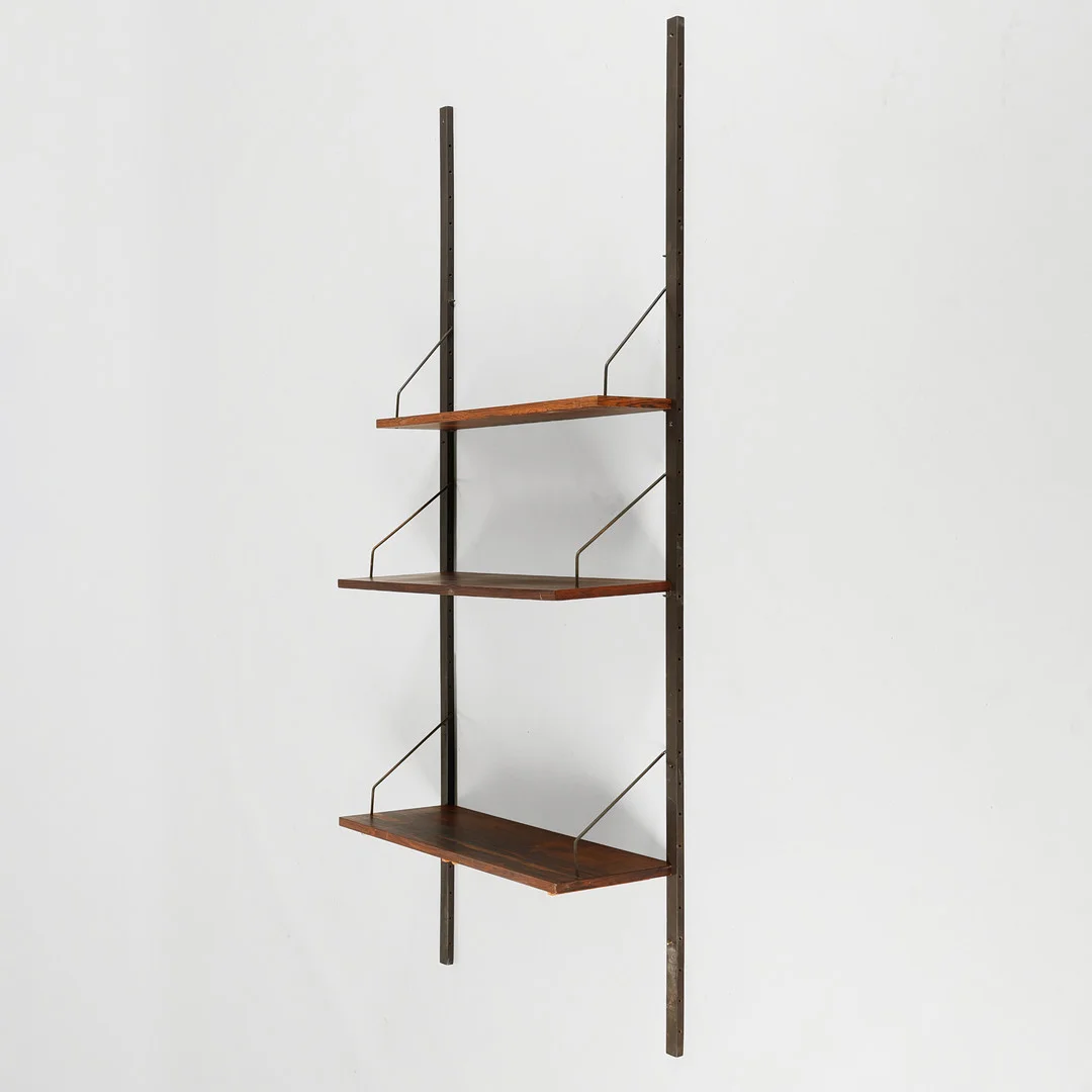 POUL CADOVIUS (1911-2011). Væghængt reolsystem af palisanderfiner, "Royal System", Danmark, formgivet 1948, (2+3). — Cupboards, Cabinets & Shelves — Palsgaard Kunstauktioner
