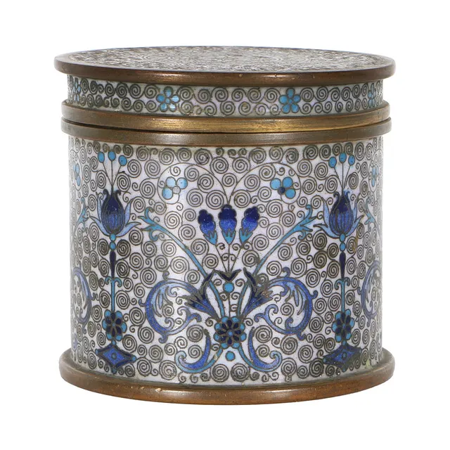 A 19TH CENTURY CHINESE CLOISONNE CYLINDRICAL POT AND COVER, LATE QING DYNASTY.