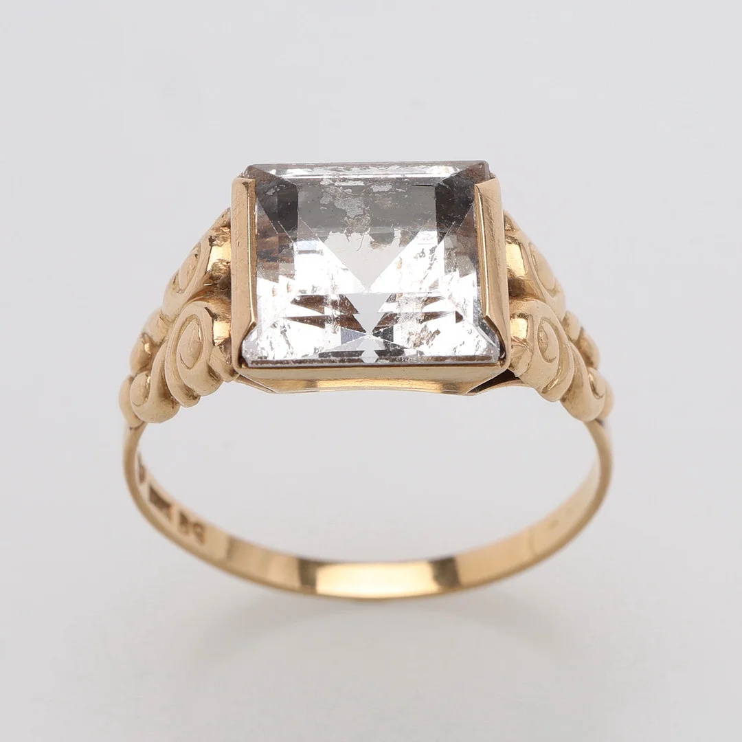 RING, 18K GULD & VIT SPINELL, HALLBERGS, KÖPING, 1952, TOTALT 3 GRAM. — Rings — Crafoord Auktioner Lund