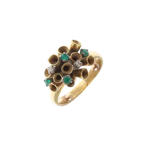AN EMERALD, DIAMOND AND 18CT GOLD RING.