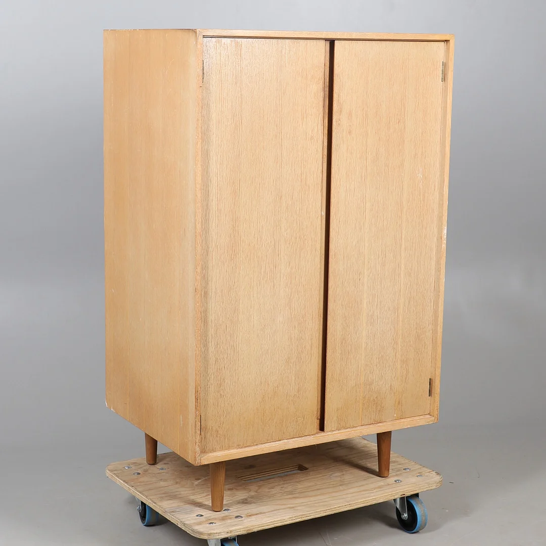 A STAG OAK FINISH GENTLEMAN'S COMPACTUM. — Cupboards, Cabinets & Shelves — Lawrences Auctioneers