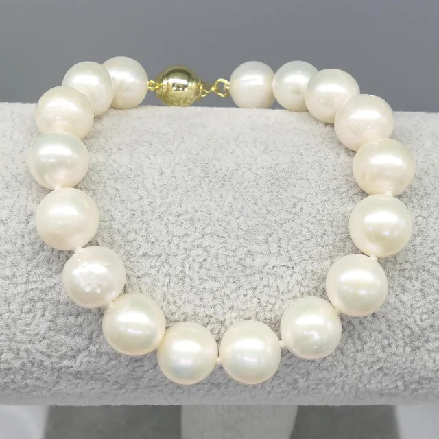 CULTURED PEARL BRACELET.