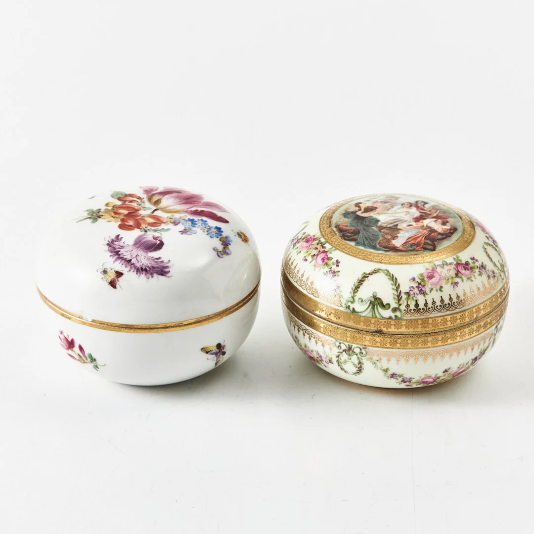 DOSOR, 2 stycken, porslin, Meissen och Wien. — European — Stockholms Auktionsverk Magasin 5