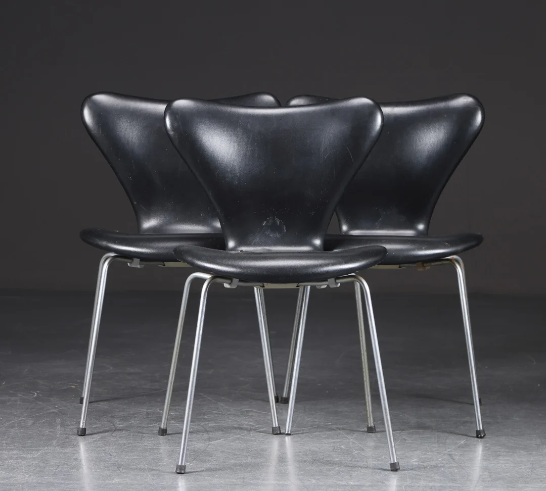 Arne Jacobsen. Tre stole model 3107, skaï (3) — Furniture/Chairs — Lauritz