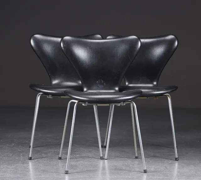 Arne Jacobsen. Tre stole model 3107, skaï (3)