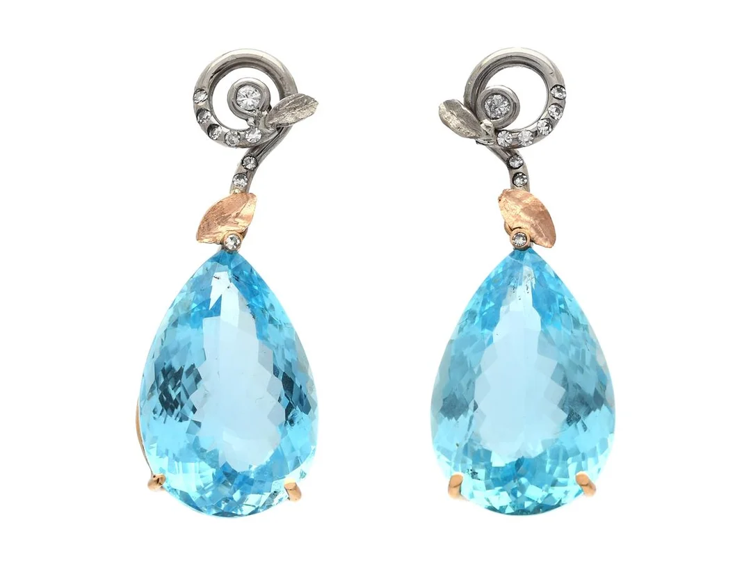 ÖRHÄNGEN, 18K vitguld/roséguld, droppslipade topaser 17,3 ct samt 17,45 ct, diamanter ca 0,13 ctv, Mandelstam, stift, höjd 31 mm, vikt 11,2 g, originaletui. — Smycken/Örhängen — Kaplans