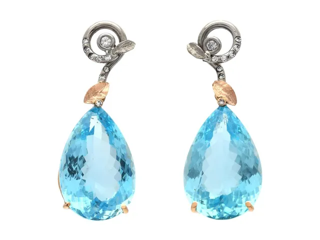 ÖRHÄNGEN, 18K vitguld/roséguld, droppslipade topaser 17,3 ct samt 17,45 ct, diamanter ca 0,13 ctv, Mandelstam, stift, höjd 31 mm, vikt 11,2 g, originaletui.