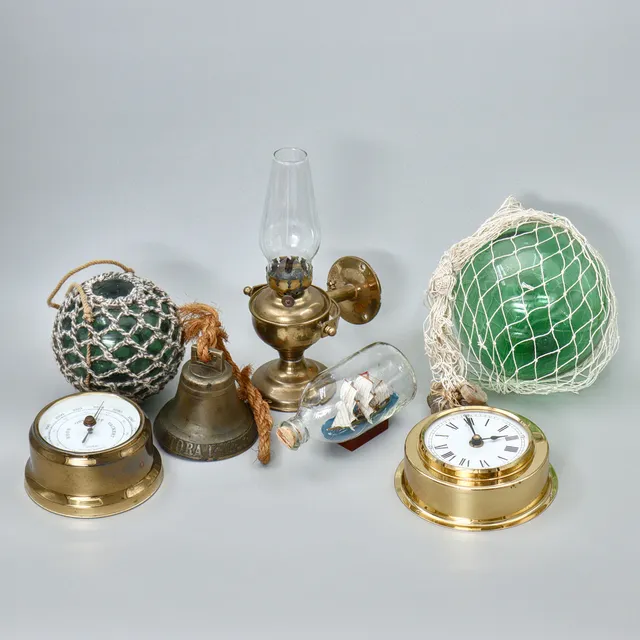 GLASFLÖTEN, BAROMETER, SKEPPSLAMPA, VÄLLINGKLOCKA, BÅTMODELL, 7 MARINA FÖREMÅL.