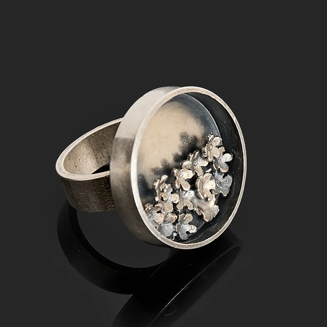PEKKA PIEKÄINEN (FINLAND 1945-2004). Ring, sterlingsilver, reliefdekor med blommor, stämpel signerad, Auran Kultaseppä, Åbo, 1975. — Rings — Crafoord Auktioner Stockholm