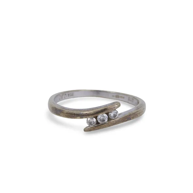 9CT DIAMOND CROSSOVER RING.