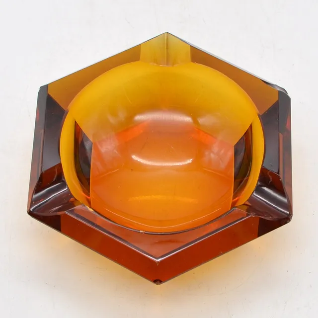 BERNSTEINFARBENE MURANO GLASSCHALE, FACETTIERT, ITALIEN, 20. JAHRHUNDERT.
