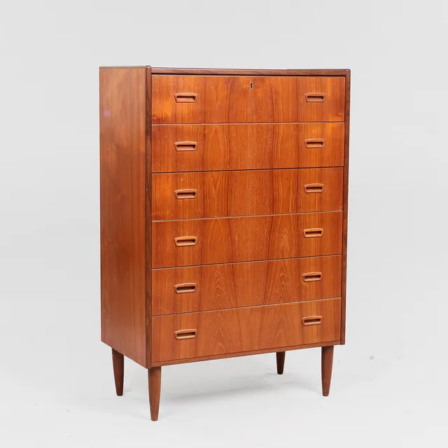 DANSK MØBELDESIGN. Kommode af teak, front med seks skuffer, 1950/60'erne.