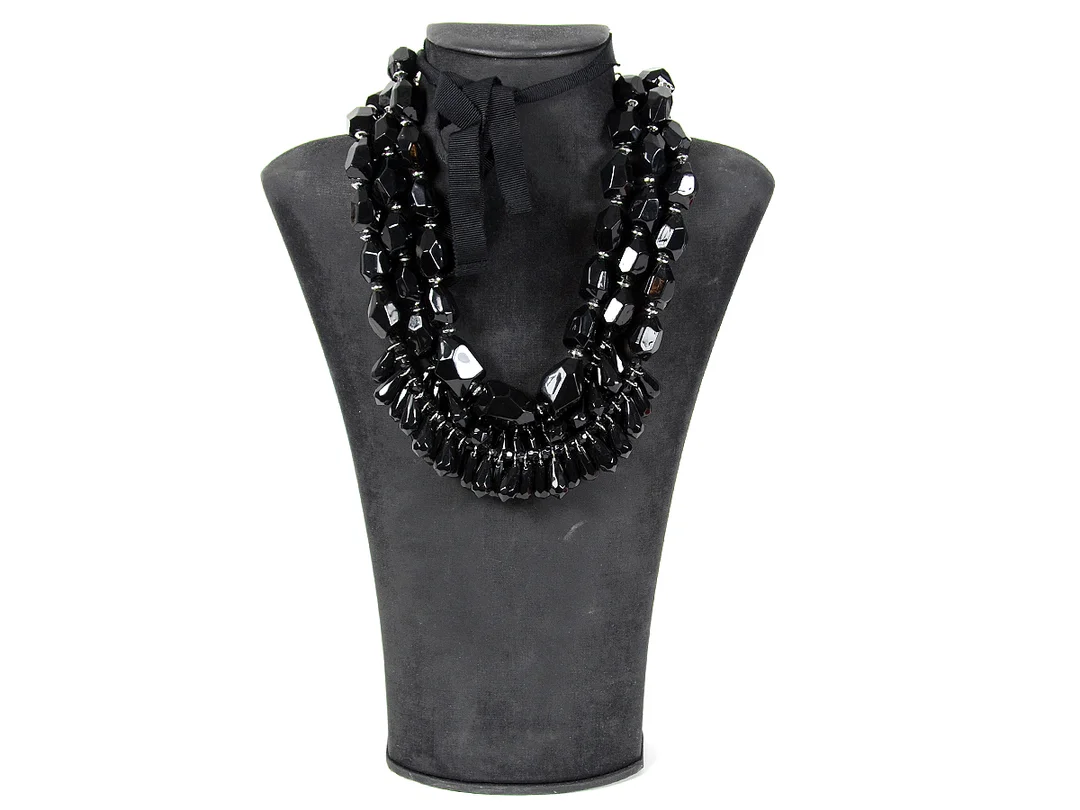 COLLIER, MALENE BIRGER, svart plast knytes med tyg band, one size, dustbag. — Smycken/Collier — Kaplans