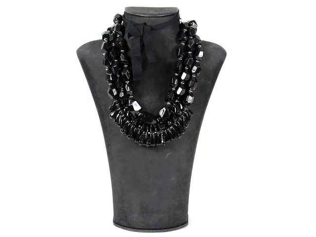 COLLIER, MALENE BIRGER, svart plast knytes med tyg band, one size, dustbag.