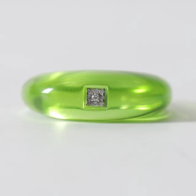 RING, grön harts, fäste i 18K vitguld med 9 diameter (0,04 ctv), Binatah.
