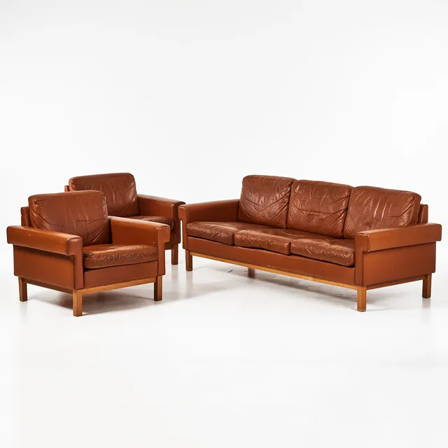 ÅKE FRIBYTER. soffa samt två fåtöljer, 3 delar, modell "Gotland", skinnklädsel, 1960-tal.