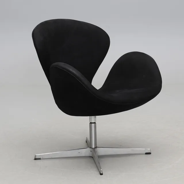 ARNE JACOBSEN. FÅTÖLJ, "Svanen", Fritz Hansen, etikettmärkt 2003.