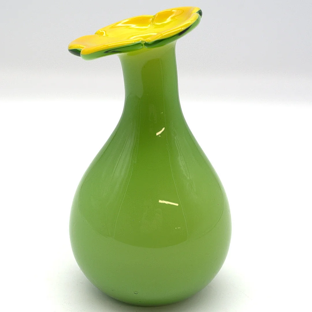 GLAS VASE ITALIEN MUNDGEBLASEN GRÜN MIT GELBER ÖFFNUNG IN BLUMENFORM 70ER JAHRE. — Art glass — Kunst- und Auktionshaus Kleinhenz