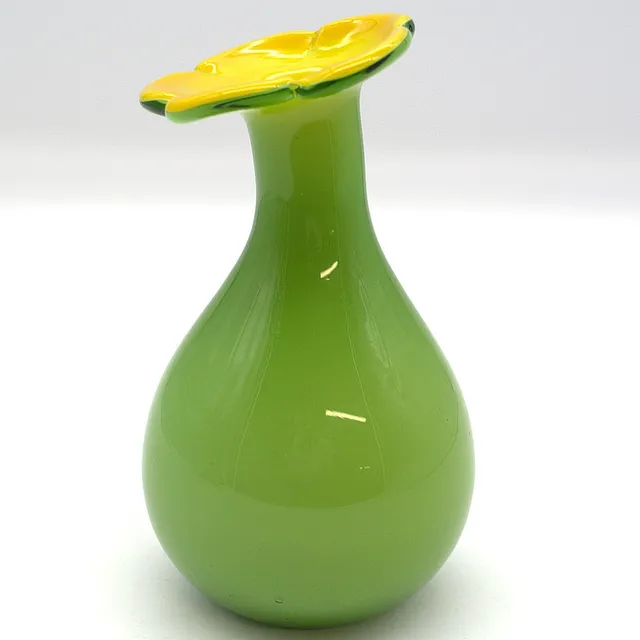 GLAS VASE ITALIEN MUNDGEBLASEN GRÜN MIT GELBER ÖFFNUNG IN BLUMENFORM 70ER JAHRE.