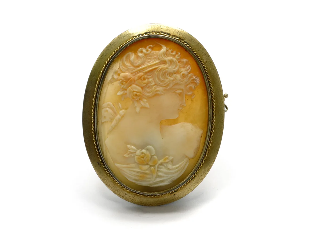 BROSCH, förgyllt silver med camé, tillv i Sverige år 1921, 5,8 x 4,6 cm, vikt 15,2 g. — Smycken/Brosch — Kaplans