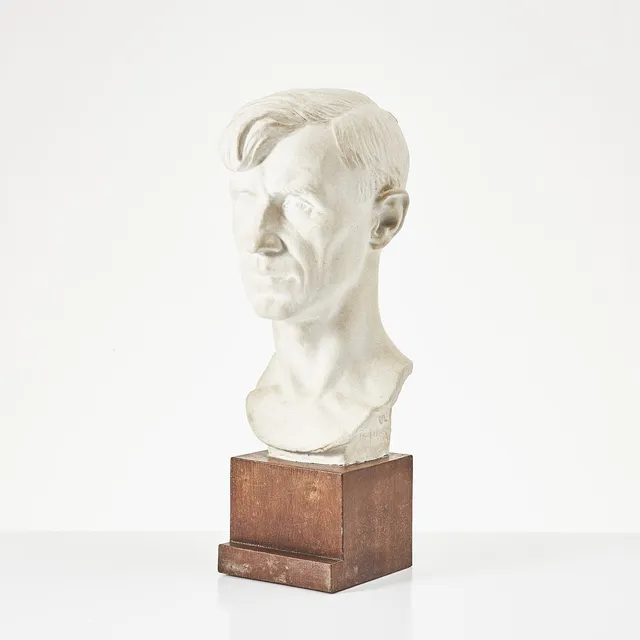 JOHN LUNDQVIST. skultur, föreställande Harry Harryan Andersson (1895–1948), gips, signerad och daterad 1945, monterad på sockel.