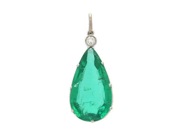 HÄNGE, platina, droppslipad smaragd ca 4,32 ct, gammalslipad diamant ca 0,05 ct, ögla i 18K vitguld, höjd 25 mm, vikt 2,5 g, smaragden med inneslutningar som når ytan samt skador vid rondist.