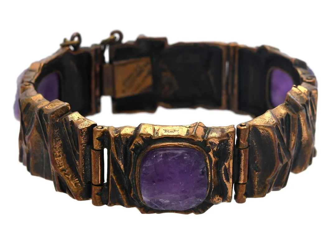 PENTTI SARPANEVA, armband, Kelo, brons, ametist, signerad P. Sarpaneva, Finland 1960-70-tal, längd 18,5 cm, vikt 58,7 g, säkerhetskedja. — Smycken/Armband — Kaplans