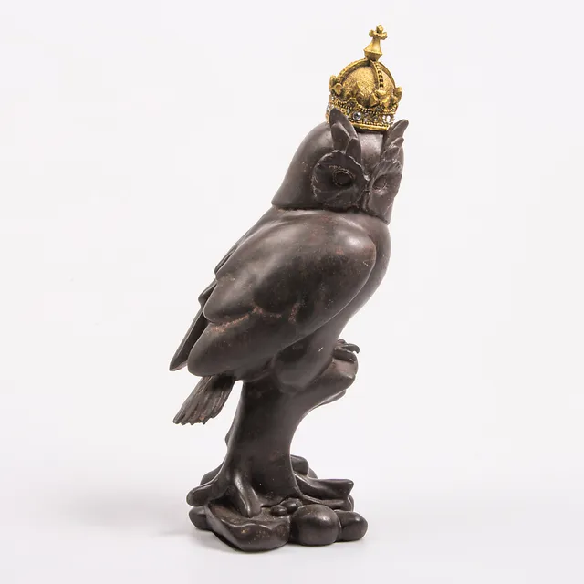 SKULPTUR, uggla med krona, patinerat trä.