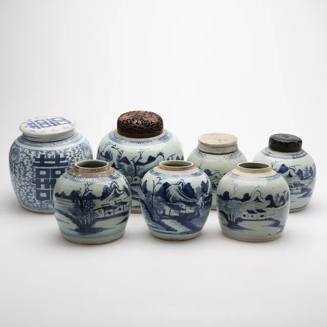BOJANER, 7 ST, Kina, porslin med koboltblå måleri, sen qing-period (1644-1912). 2 träskurna lock och två av keramiskt material medföljer.