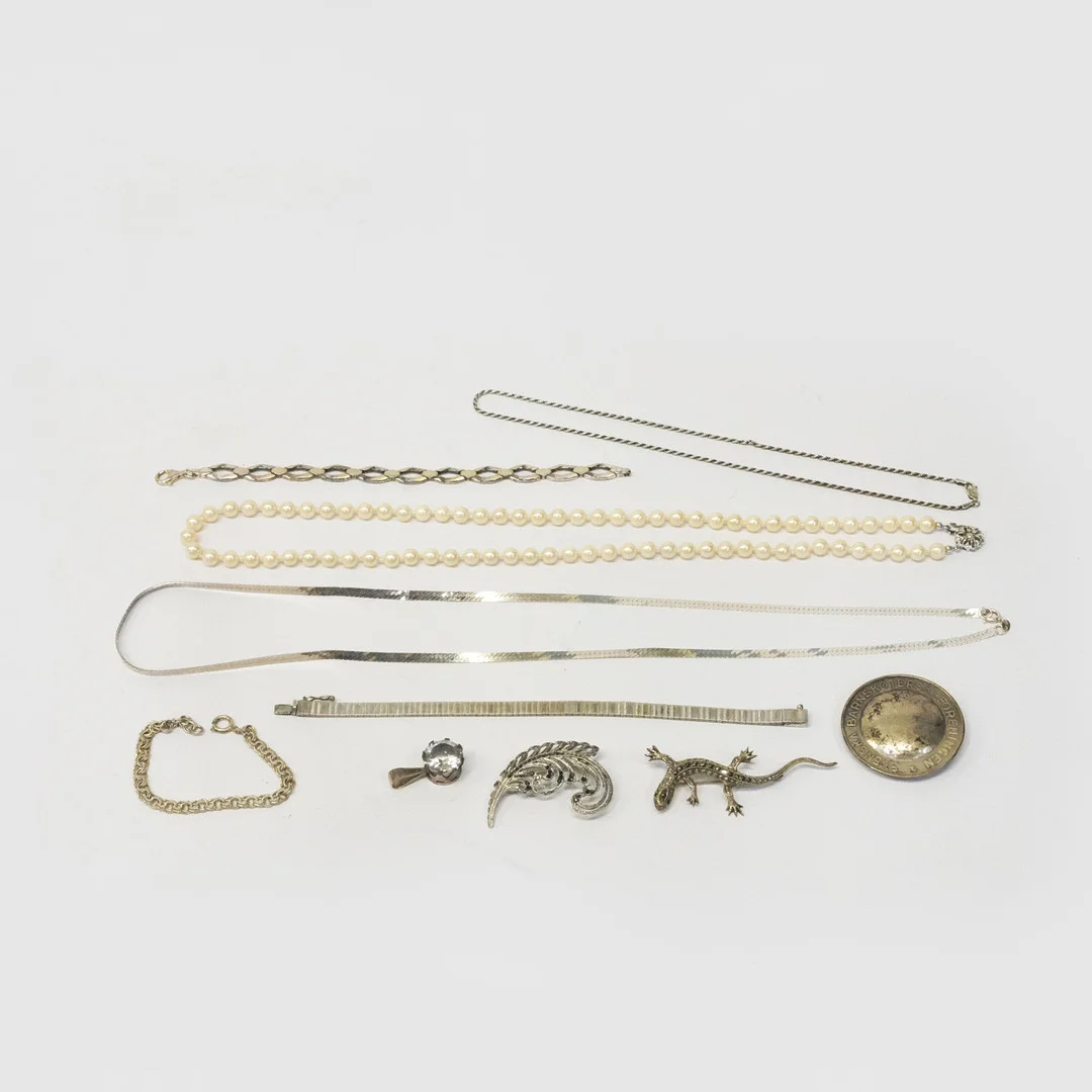 PARTI SMYCKEN SILVER. — Brooches & Pendants — Björnssons Auktionskammare