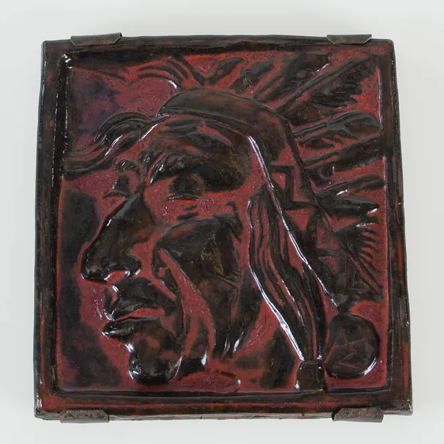 ALLAN EBELING. RELIEF, keramik, föreställande indian, signerad.