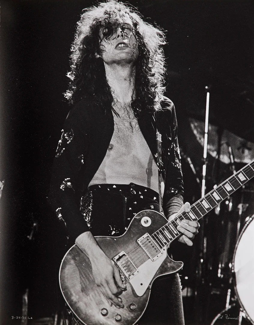ED FINNELL (USA/SVERIGE, FÖDD 1956). "Jimmy Page, Led Zeppelin, Physical Graffiti Tour'', Los Angeles Forum, 24 Mars, 1975, signerad Ed Finnell, 1/20, analogt (darkroom made) silvergelatin fotografi, ilford multigrade v rc-papper, mått ca 50,8x61 cm. — Photography — Stockholms Auktionsverk Sickla